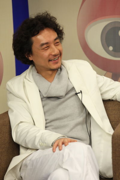 主持人王莹:演一个魔幻剧容易吗?    马文忠:挺过瘾的.