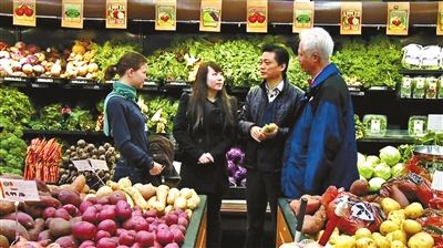 崔永元在美国的超市里调查转基因食品