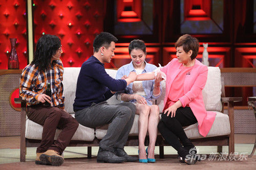 现场为静姐刮痧