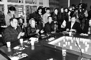 　　陈凯歌(左一)、田壮壮(左二)、张艺谋(右二)和北京电影学院院长张会军等追思吴天明。