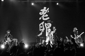 　“顶楼的马戏团”乐队十周年大庆专场演出就在MAO Livehouse上海店举行。