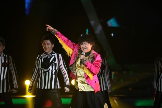 为配合百变小春晚主题,贾玲假唱变身大张伟,《倍儿爽》令现场气氛瞬间