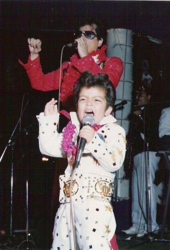 火星哥自小就有模仿猫王经验