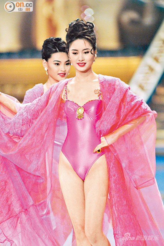 93年选港姐时，郭可盈的脸呈方形。