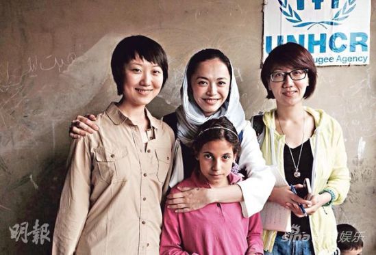 姚晨(中)上周出访黎巴嫩探望难民，希望透过网络世界的影响力，呼吁近7000万微博粉丝行善。