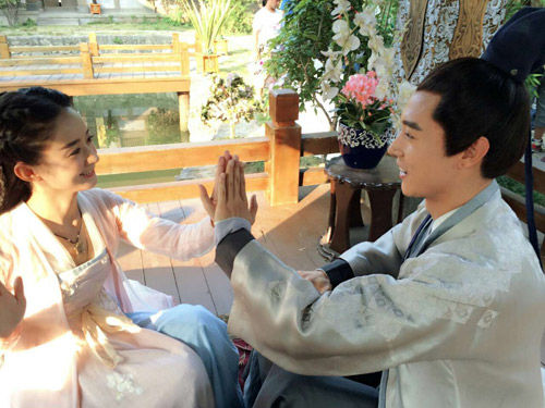 《花千骨》热拍 张丹峰赵丽颖温馨互动