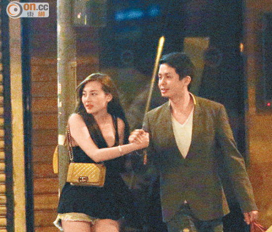 图：日前盛品儒与嫩模郭奕芯在街上表现亲密，当众拖手。（数据图片）