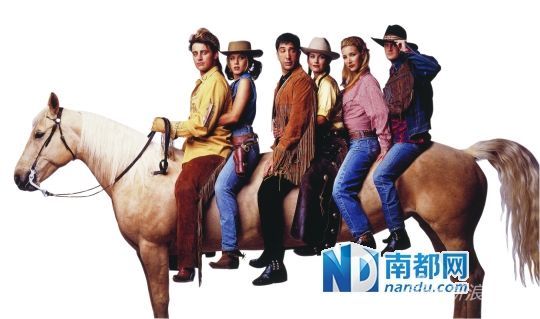 当年演《老友记》第一季时的海报和6人早年的照片、最近的相片对照，令人唏嘘。