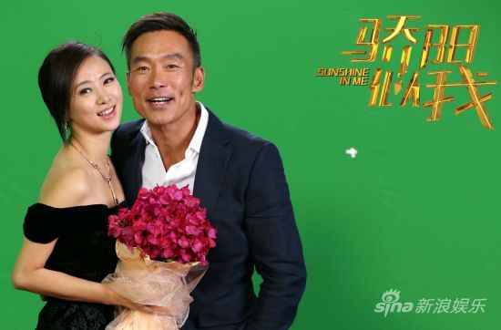 翁虹手捧玫瑰花