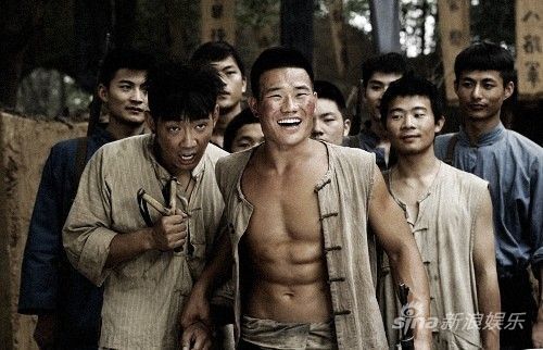 “嘎子”谢孟伟与胡洋饰演憨傻兄弟