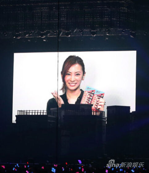 SMAP演唱会上担任直播嘉宾的北川景子