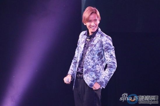 主唱橘庆太热唱名曲嗨翻粉丝。（图／记者周宸亘摄）