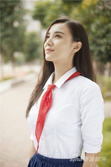 演员宋佳和陈学冬在真人秀《一年级》节目中当上了湘郡未来实验学校小