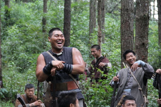 20 16:15:35 新浪娱乐 摘要:《猎刃》正在横店热拍,该剧由陈冠霖担纲