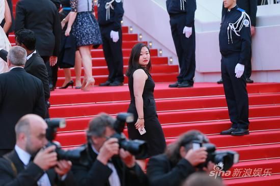 啧啧啧~外国友人们，你们在拍谁？