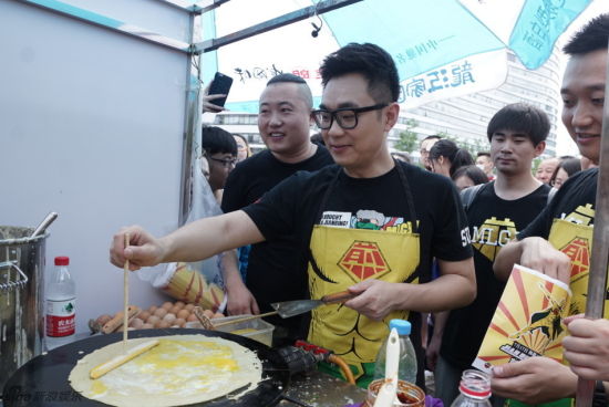 大鹏当街摊煎饼