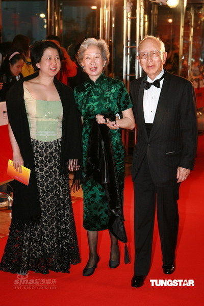 邹文怀携妻女出席亚洲电影大奖颁奖典礼