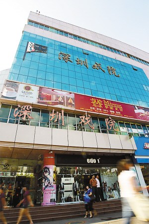 深圳戏院的招牌不下五块，也体现出“地盘”分割的一种焦虑