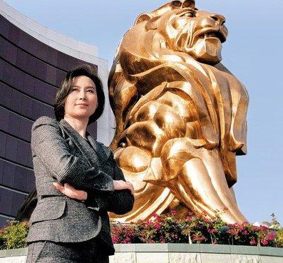 何超琼在美高梅金殿前(资料图片)