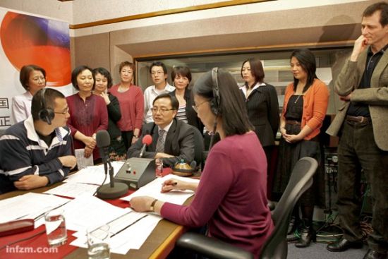 北京时间2011年3月25日23:30，英国广播公司（BBC）结束了长达七十年的中文广播。位于伦敦布什大厦的播音室内，十几名编辑、记者、制作人与中文总监李文（前排中）一起和听众道别。