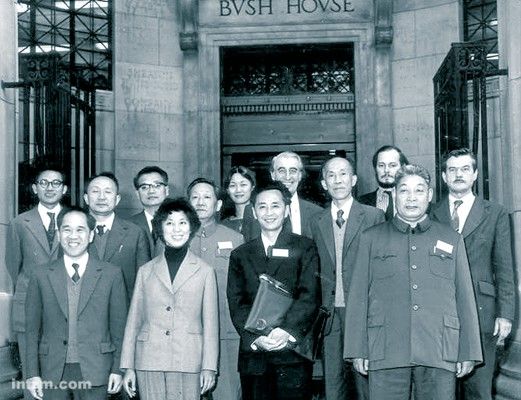 1979年，中国中央广播事业管理处代表团出访英国，到BBC中文部所在地伦敦布什大厦参观访问。 （资料图片）