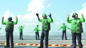 向起飞弹射器操纵员下达射流导流槽升起和下落的指令