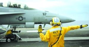 向战机飞行员下达把飞机发动机调至最大功率状态的指令