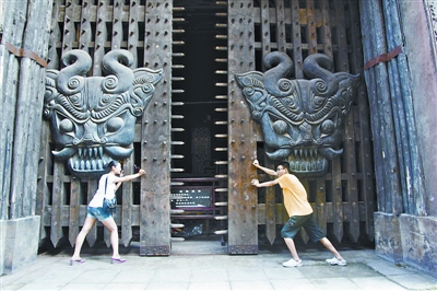 张雅琴、刘库“推开”《英雄》中的大门