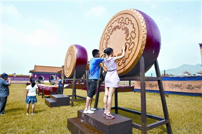 本报读者体验新版《还珠格格》中的道具——大鼓