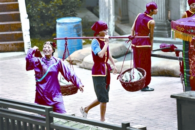刘库（中）在《大话飞鸿》中跑龙套