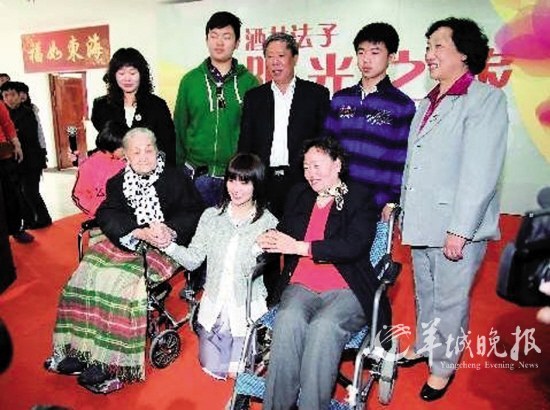 　　现身福利院