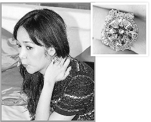 　　侯佩岑手上戴着价值千万台币的5克拉全美钻戒(小图)，近看又大又闪亮。