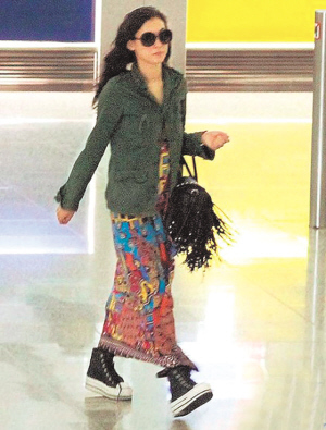 　　香港杂志拍到张柏芝8日下午已在港。