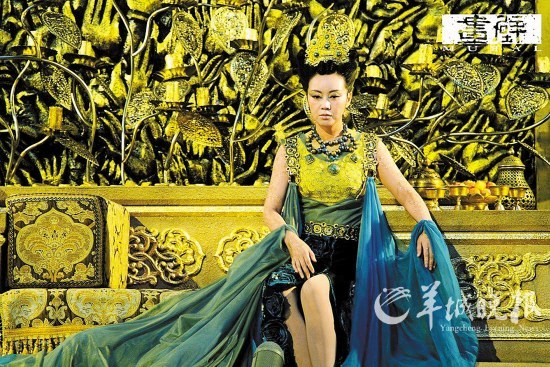 　　虽然一身女王范儿，“佟掌柜”还是让观众一看就乐