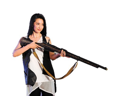 　　网友们都好奇李冰冰在《生化5》中拿枪杀僵尸会是一个什么样子 CFP供图