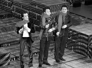 　　主持人演唱《我的中国心》。