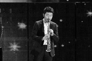 　　沙溢“混搭”演奏《彩云追月》。