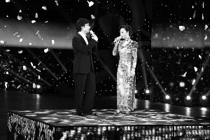 　　廖昌永、蔡明合唱《因为爱情》。