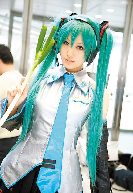 　　粉丝进行COSPLAY时不忘手拿“大葱”
