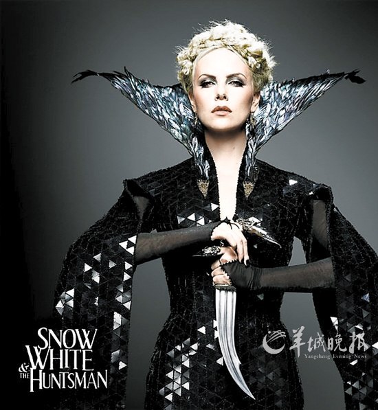 　　查理兹·塞隆版王后负责耍酷