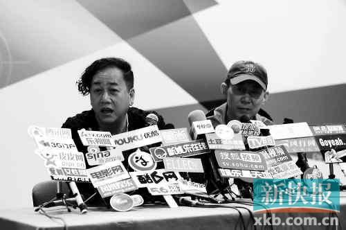 　　制片人张望(右)和导演霍耀良昨日出席