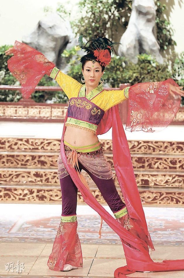 　　卞玉嫣(钟嘉欣饰)舞艺出众，舞姿优美抢尽风头。(资料图片)