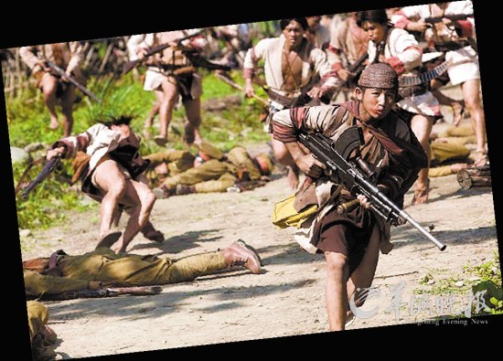 　　小孩冲上战场引起争议