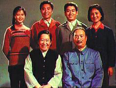 　　《瞧这一家子》剧照，陈强（前排右）