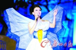 　　谭晶是横跨民族、美声、通俗三种风格的歌手。