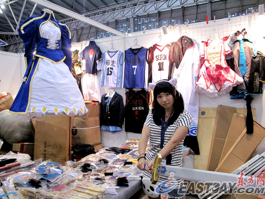 　　康康摊位的看板娘(售货员)也是cosplay爱好者