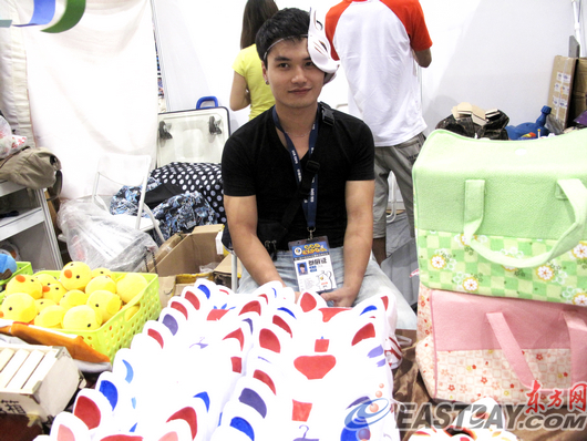 　　小白在这个暑假要跑多个漫展