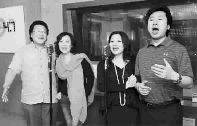　　■歌唱家(从左至右)张建一、张立萍、黄英、袁晨野正在演唱 郭新洋 摄