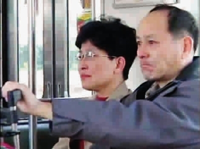 　　■《含泪活着》中一镜头：丁尚彪与妻子在日本相见