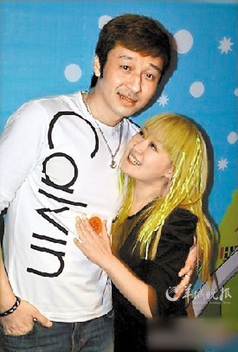 　　与传闻中的男友亲密合影